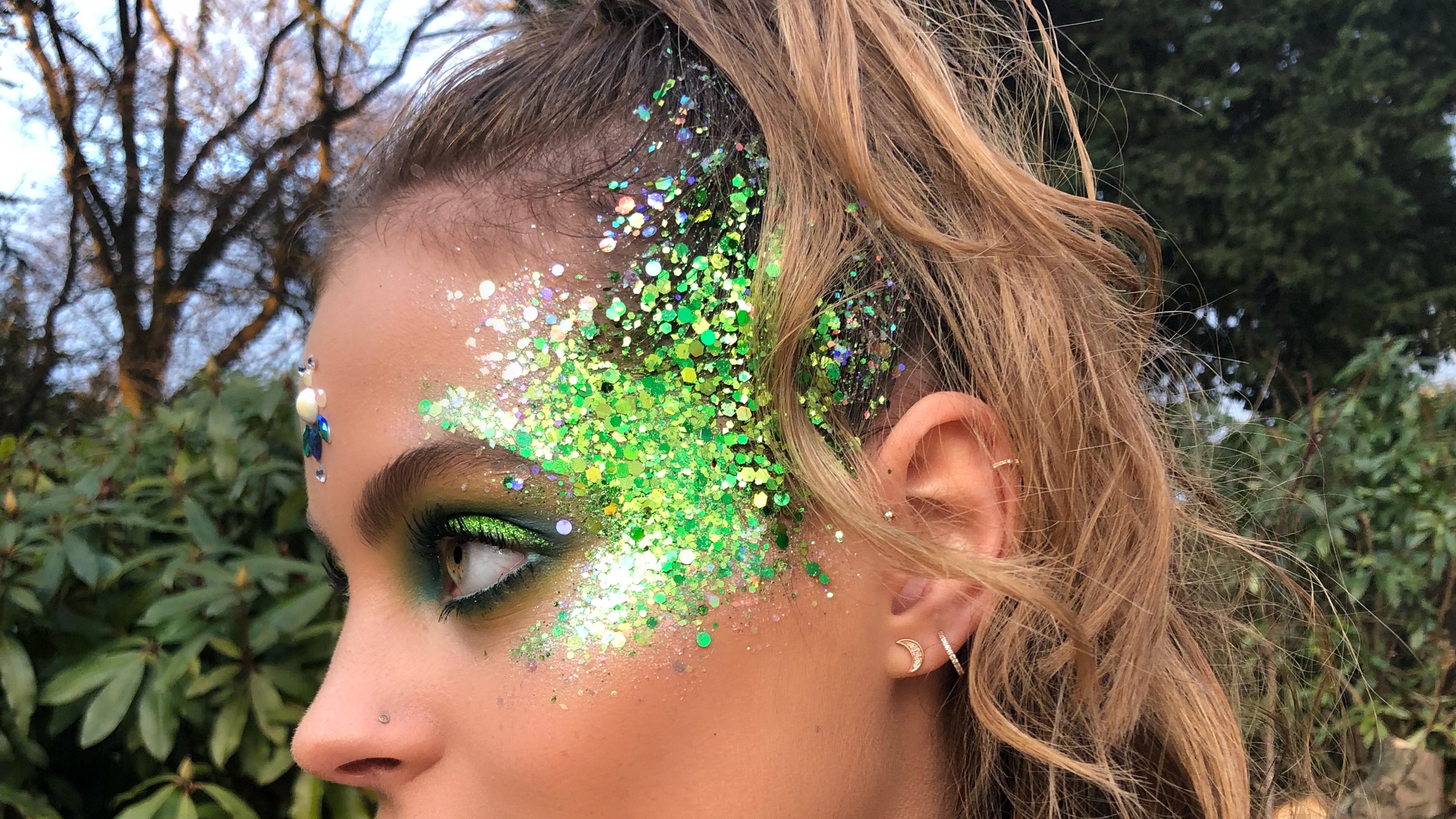 How To Put Glitter On Face Without Glue